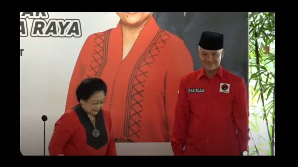 Beri Ganjar Kopiah Usai Diumumkan Jadi Capres PDIP, Megawati: Nasionalis dan Regilius