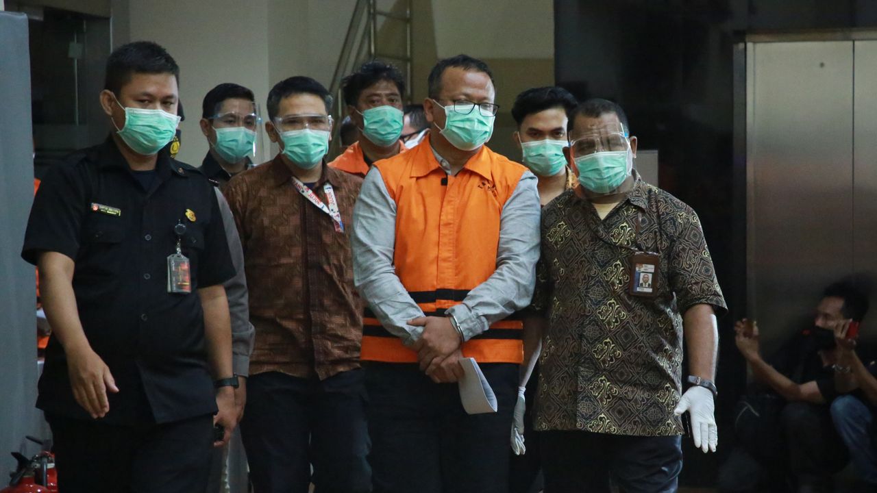 Penampakan Edhy Prabowo Usai Jadi Tersangka: Pakai Rompi Oranye KPK dan Diborgol