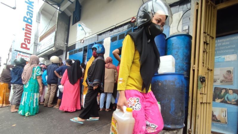 Derita Belum Berhenti, Ratusan Warga Makassar Masih Berdesakan Antre Minyak Goreng Curah