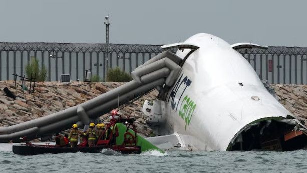 Detik-Detik Pesawat Kargo Tabrak Mobil Patroli Bandara, Tergelincir hingga Tenggelam di Laut