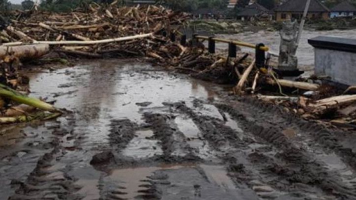 Gubernur Wayan Koster Akan Bangun Kembali Rumah Warga yang Dirusak Banjir Bandang di Jembrana Bali
