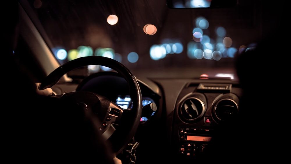 Inilah 5 Alasan Lampu Kabin Harus Mati Saat Berkendara, Terutama Malam Hari