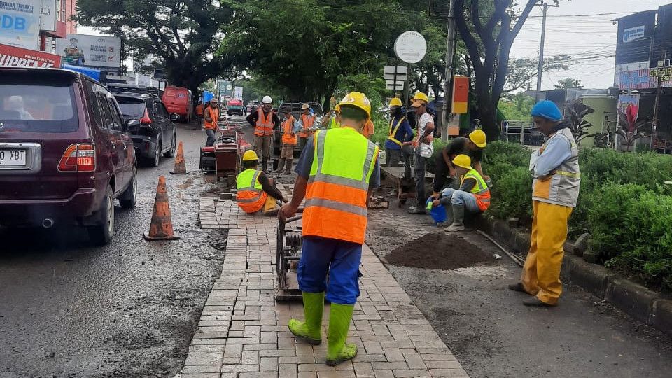 Pemprov Sulsel Perbaiki Jalan Aroepala Perbatasan Makassar-Gowa yang Sudah Bahayakan Pengendara