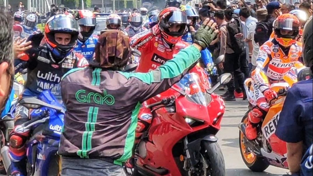 FOTO: Momen Warga Jakarta Gegap Gempita Sambut Konvoi Parade MotoGP di Bundaran HI