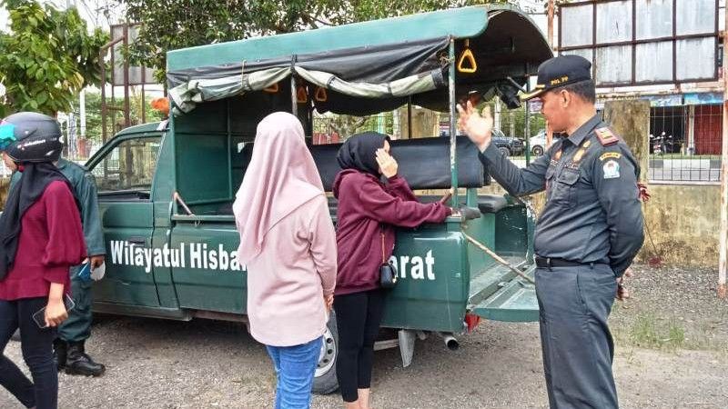 Polisi Syariat Aceh Jaring Lelaki Bercelana Pendek dan Perempuan Berbaju Ketat, Dinilai Tak Islami