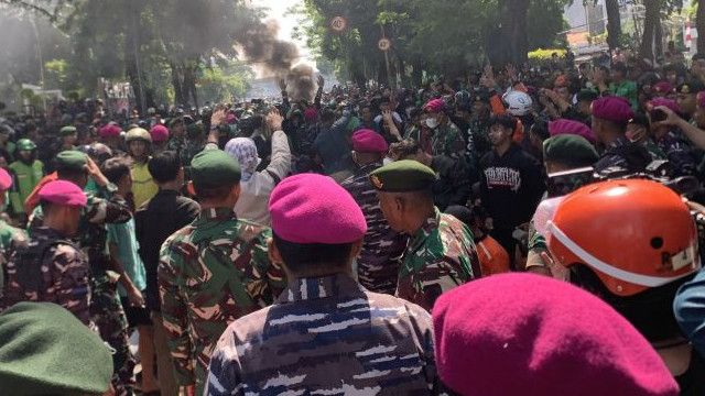 TNI Lindungi Mako Brimob Kwitang yang Jadi Sasaran Lemparan Batu Demonstran