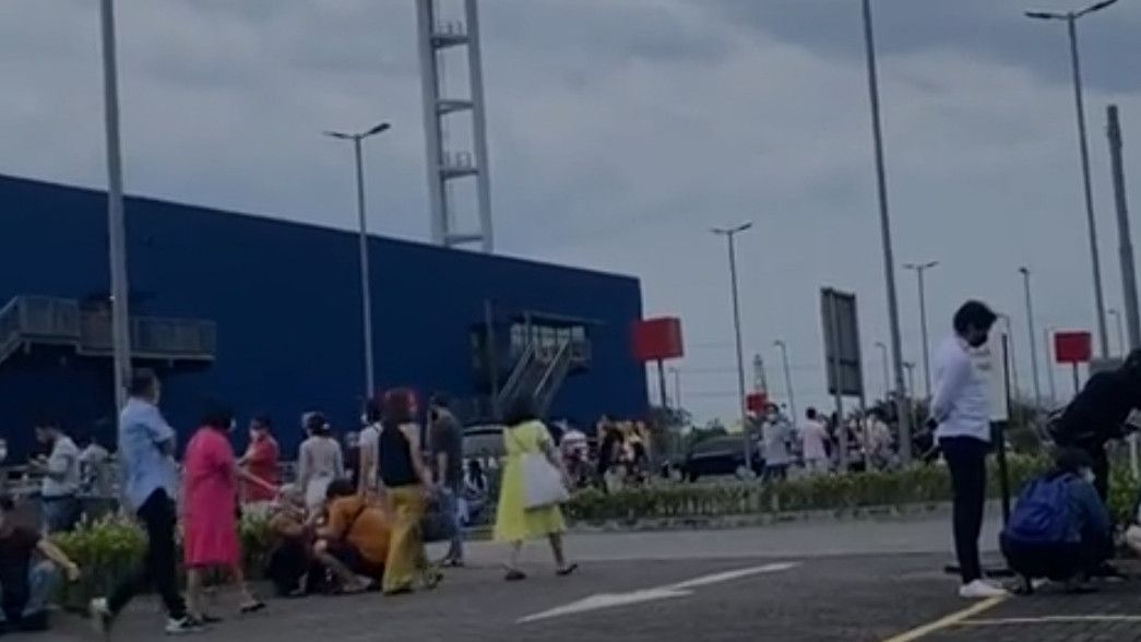 Diguncang Gempa 5.5 Magnitudo, Momen Pengunjung IKEA di Tangerang Dievakuasi