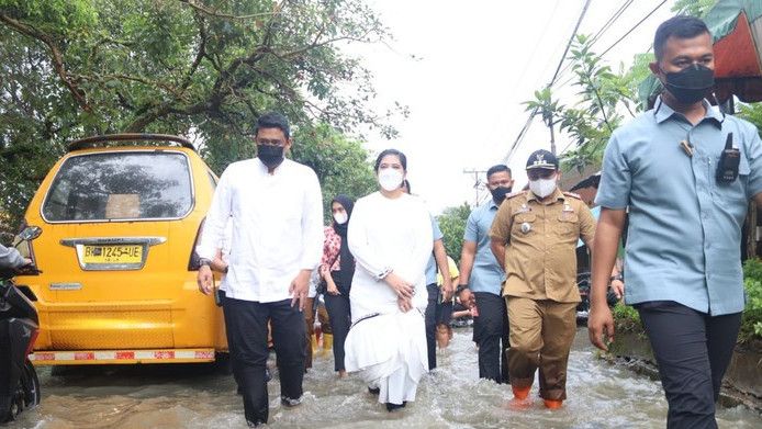 Momen Bobby Nasution dan Kahiyang Ayu Basah-basahan Cek Lokasi Banjir di Medan
