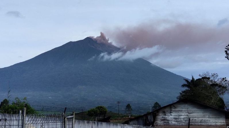 Penampakan Gunung Kerinci erupsi, Durasi hingga Satu Jam Lebih