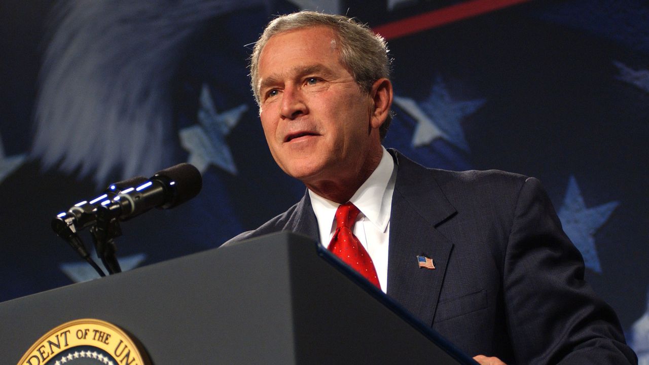 Mengenang 12 Tahun Insiden Bush Dilempar Sepatu oleh Jurnalis Saat Berpidato