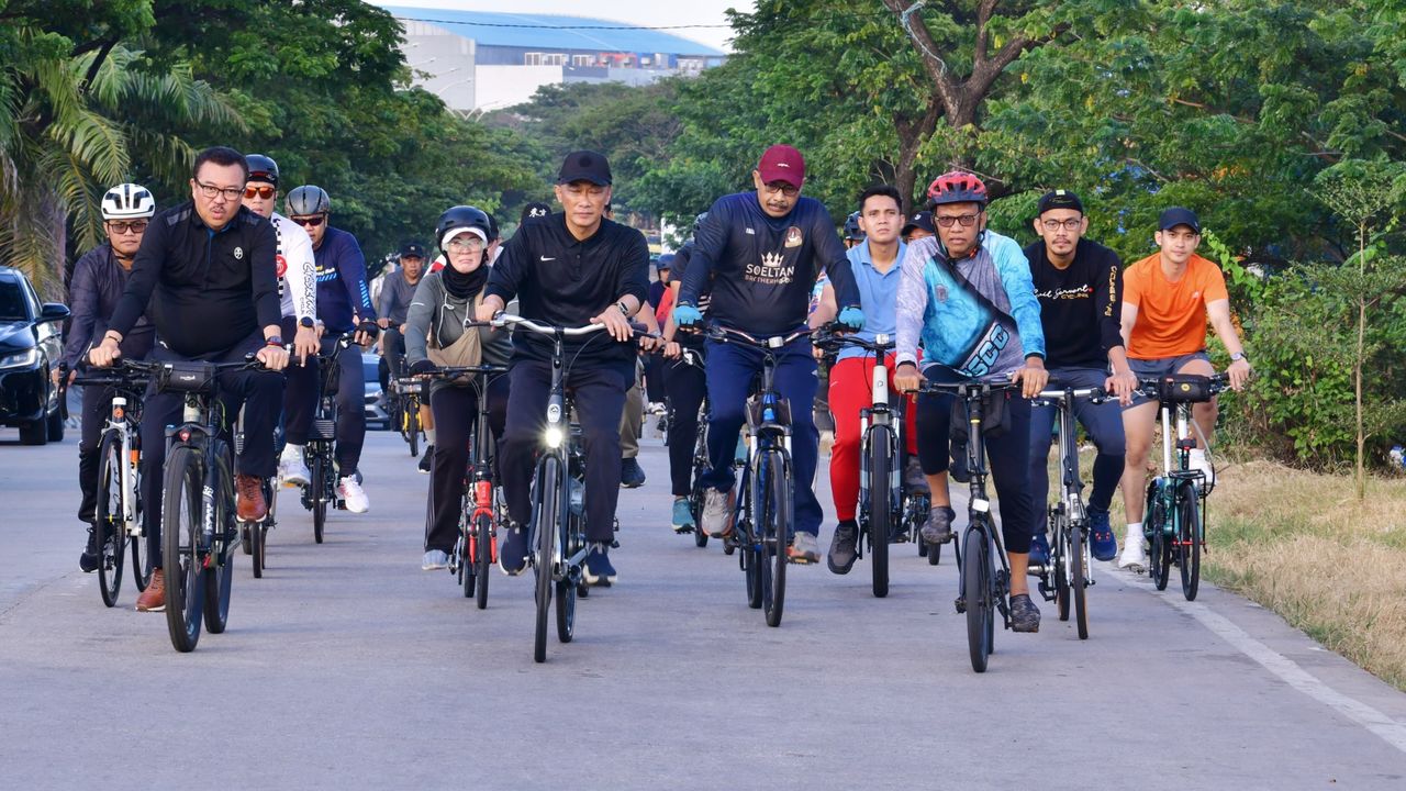 Momen Pj Gubenur Sulsel Zudan Bersepeda Santai Pagi Tadi di Makassar