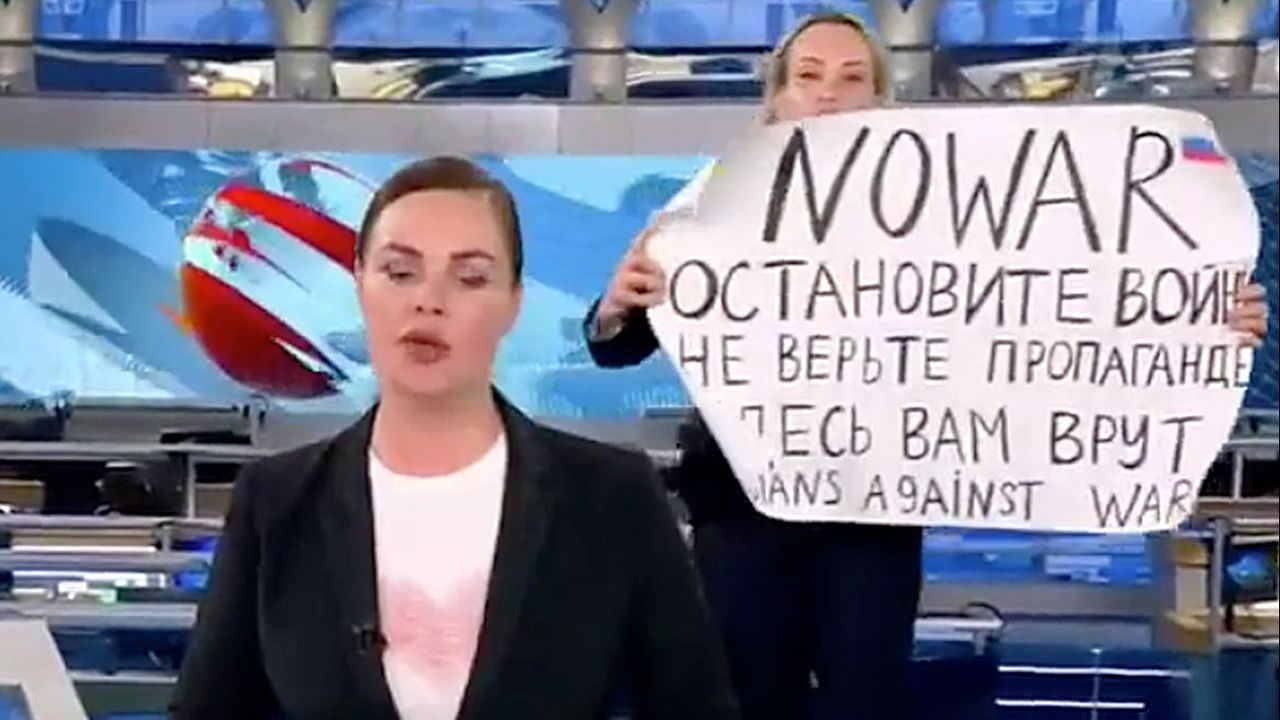 Muncul di Siaran Langsung, Aksi Berani Editor Wanita TV Rusia Tuai Pujian, Minta Hentikan Perang di Ukraina