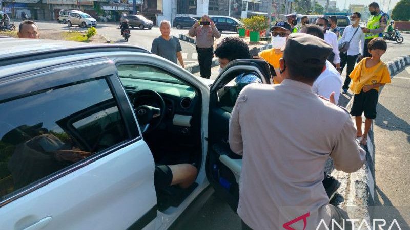 Sempat Tabrak Mobil Lain Saat di Lampu Merah, Pria di Palembang Ini Ternyata Meninggal di Dalam Mobil