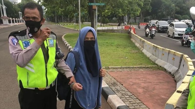 Terungkap! Pistol yang Ditodongkan Wanita di Istana Negara Ternyata Milik Pamannya