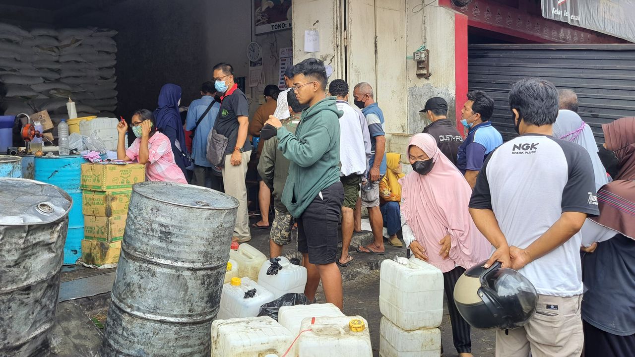 Marak Pembelian Minyak Goreng Bersyarat, KPPU Ancam Sanski Denda Rp1 M