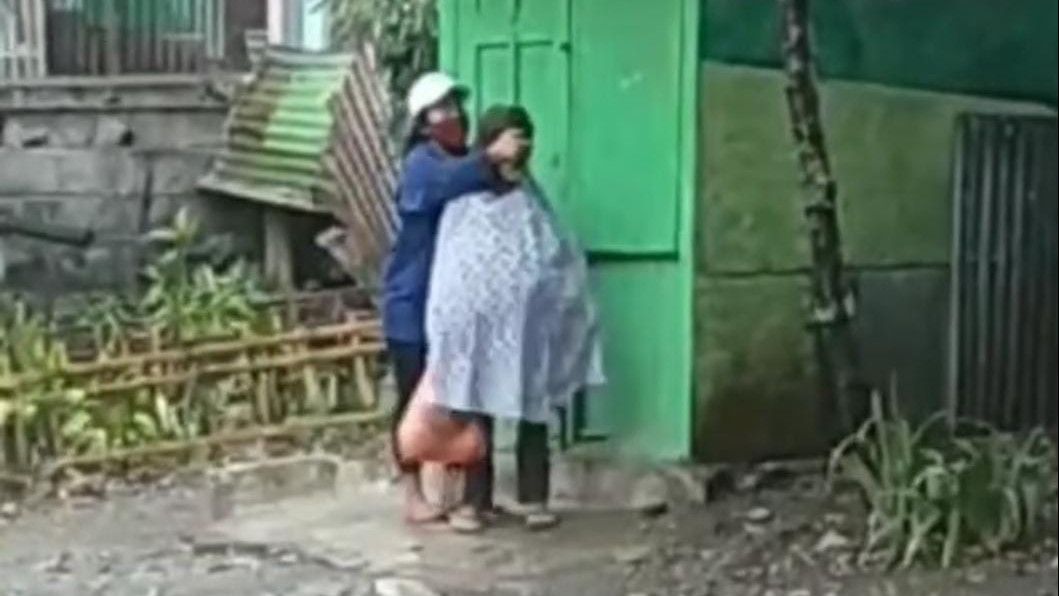 Viral Seorang Gadis Pukul Kepala Nenek di Malang, Bikin Warganet Geram!