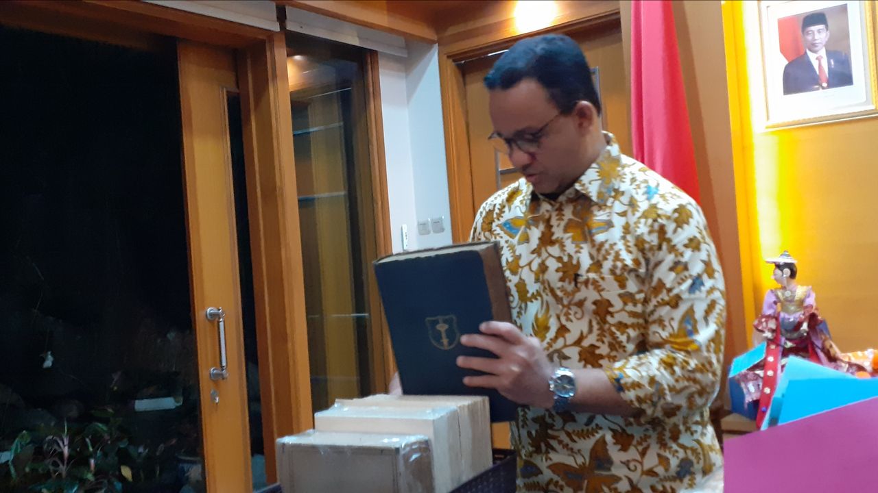 Anies Pamerkan Koleksi Buku Jan Pieterszoon Coen Sebelum Tinggalkan Balai Kota: Ini Buku Harian Gubernur Jenderal Belanda