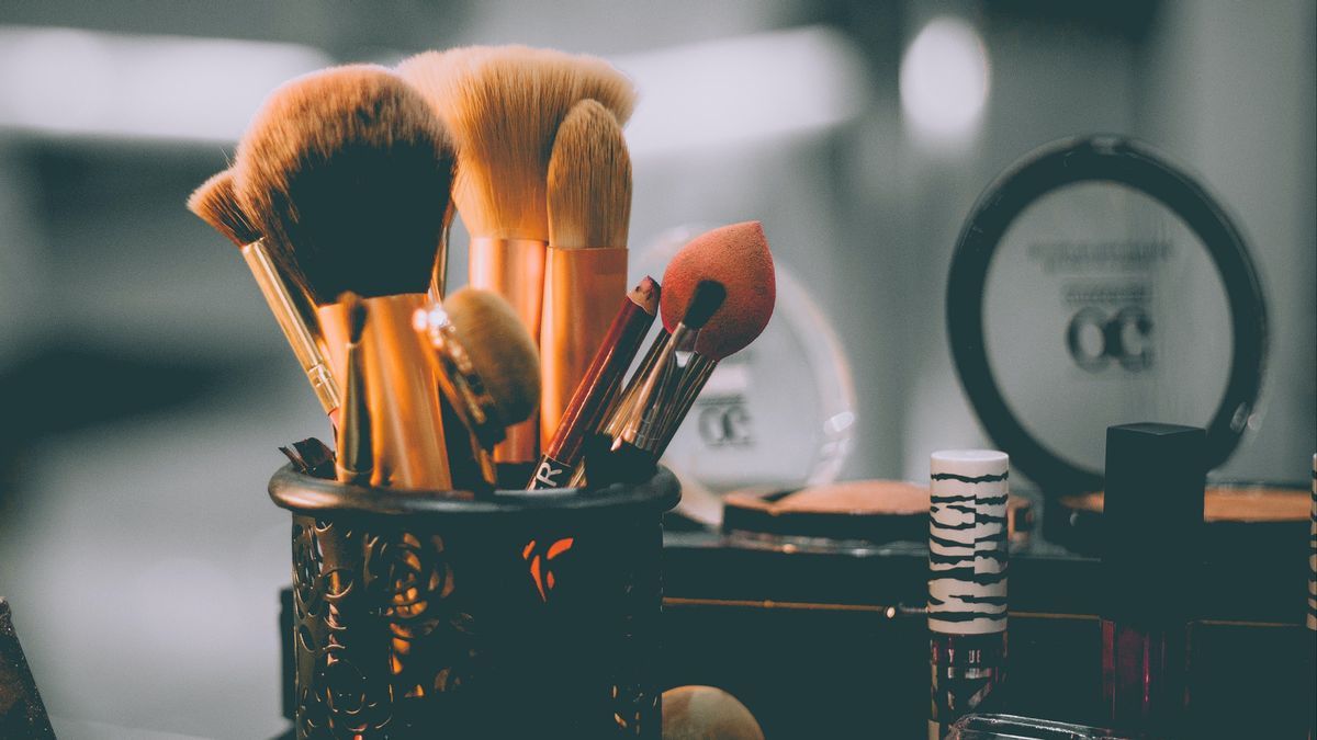 Cara Membersihkan Kuas Make Up yang Tepat, Begini Langkahnya