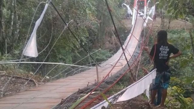 Baru Diresmikan, Jembatan Gantung di Pangandaran Sudah Rusak dan Celakai Bupati