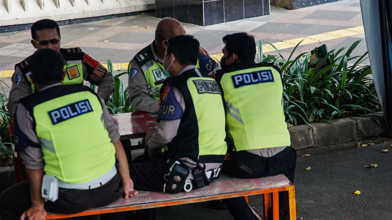 Polisi Tangkap 6 Juru Parkir Liar di Pasar Induk Kramat Jati Jaktim