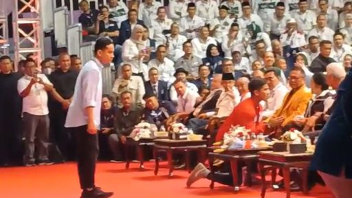 Detik-Detik Gibran Sungkem dan Kaesang Berlutut ke Megawati Saat Pengundian Nomor Urut Capres-Cawapres di KPU