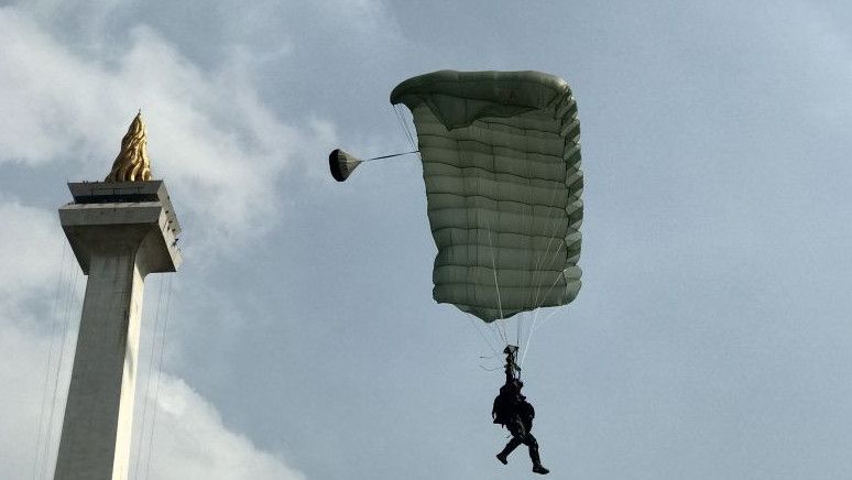 HUT Ke-79, TNI Unjuk Kemampuan Terjun Payung Sampai Bela Diri Militer