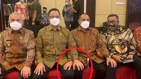 Momen Foto Bersama Gubernur se-Indonesia di IKN, Denny Siregar 'Salfok' Tangan Anies dan Edy Rahmayadi: Sehati dalam Tak Berarti..