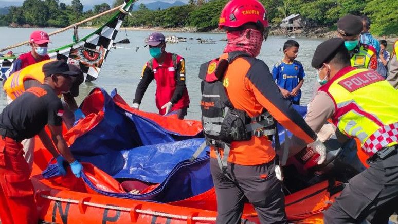 Kapal Terbalik, Tim Gabungan Evakuasi Tiga Mayat Rohingnya ke Daratan Aceh Jaya
