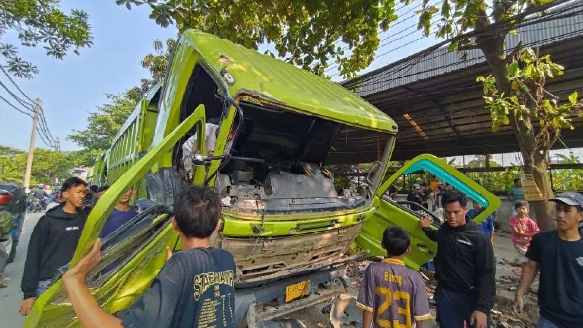 Geram Kerap Bikin Kecelakaan, Warga Rusak Ratusan Truk Tambang PIK 2