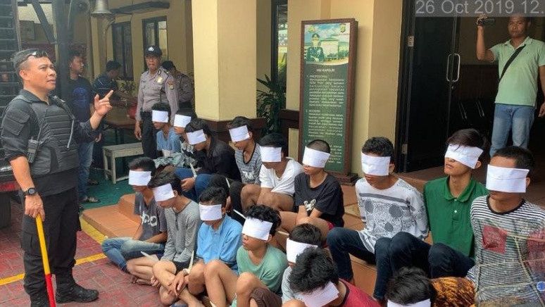 Polres Metro Depok Amankan 367 Pelajar yang Terlibat Tawuran, Celurit hingga Samurai Diamankan