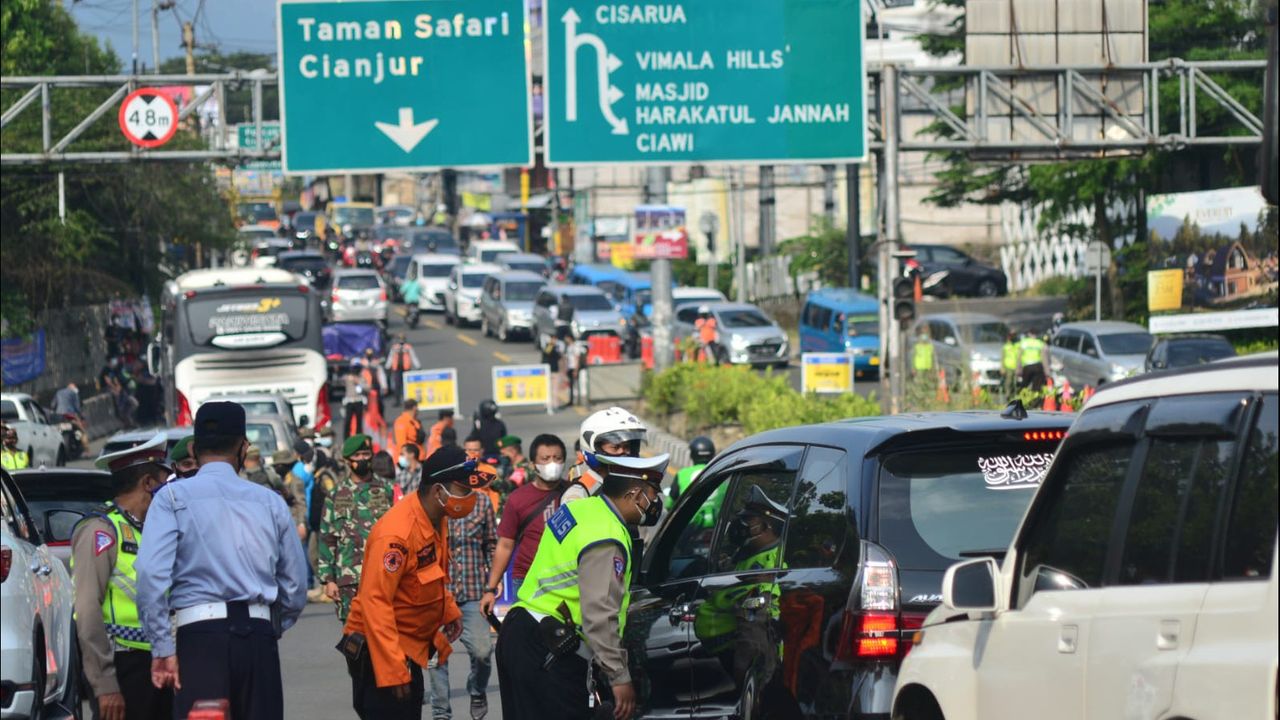 Hari Kedua Uji Coba Ganjil Genap, Ratusan Kendaraan yang Mau ke Puncak Bogor Diputar Balik