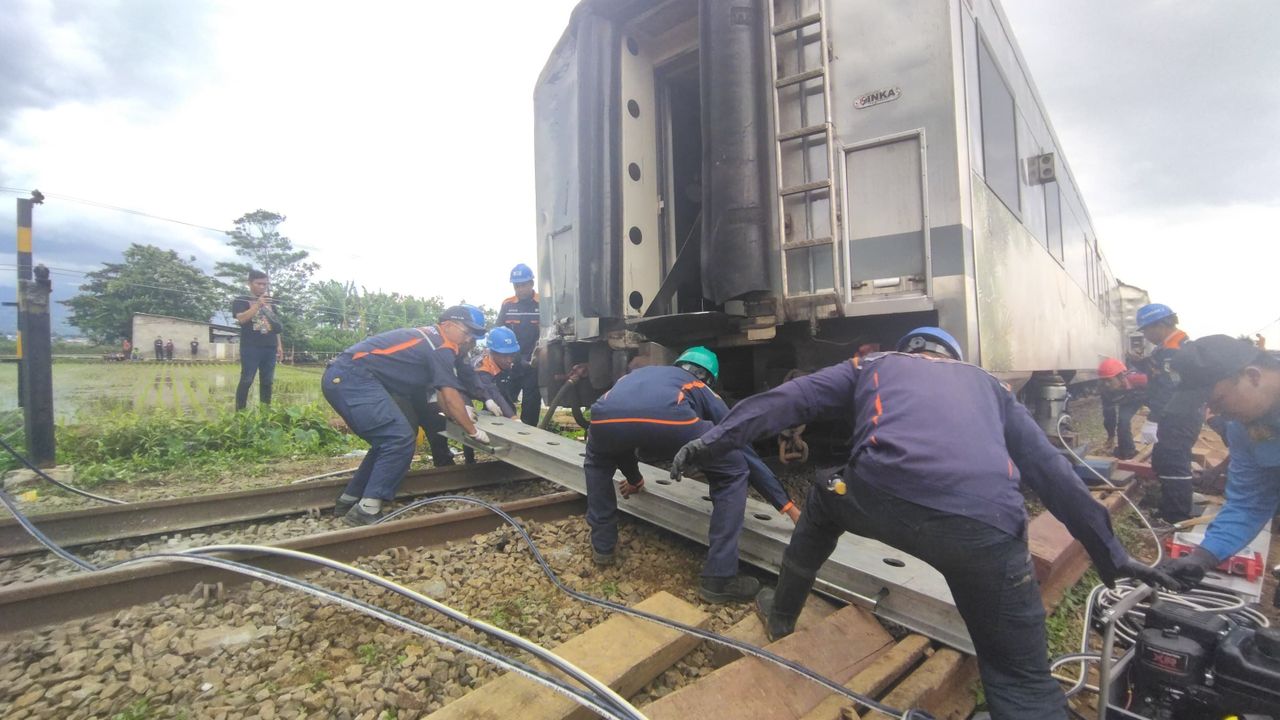 8 Unit Kereta Turangga dan 6 Unit Kereta Commuter Line Bandung Raya Berhasil Dievakuasi