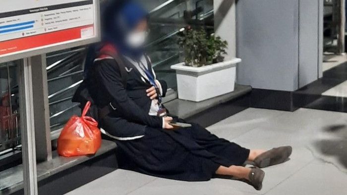 Viral! Ibu Hamil Kelelahan Naik Turun Tangga Gegara Lift dan Eskalator Stasiun Cakung Mati, KAI Commuter Minta Maaf