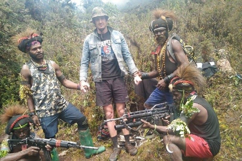 Polda Papua Benarkan Pilot Susi Air Foto Bersama KKB