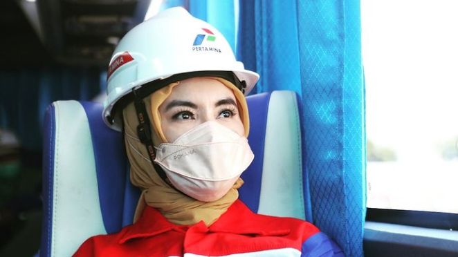 Momen Direktur Utama Pertamina Nicke Widyawati Pakai Safety Wearpack Turun Langsung Pastikan Penanganan di Kilang Cilacap