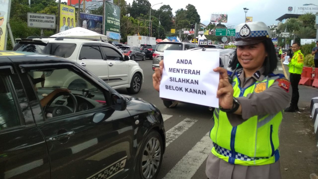Jalur Puncak Bogor Macet Total, Polisi: Yang Menyerah Silakan Ambil Kanan