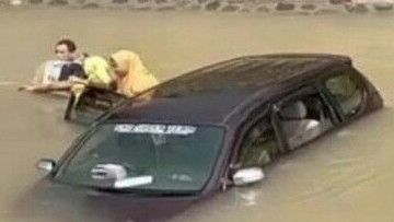 Usai Melayat, Mobil Berisi Rombongan Guru di Sulsel Terjun Bebas ke Sungai
