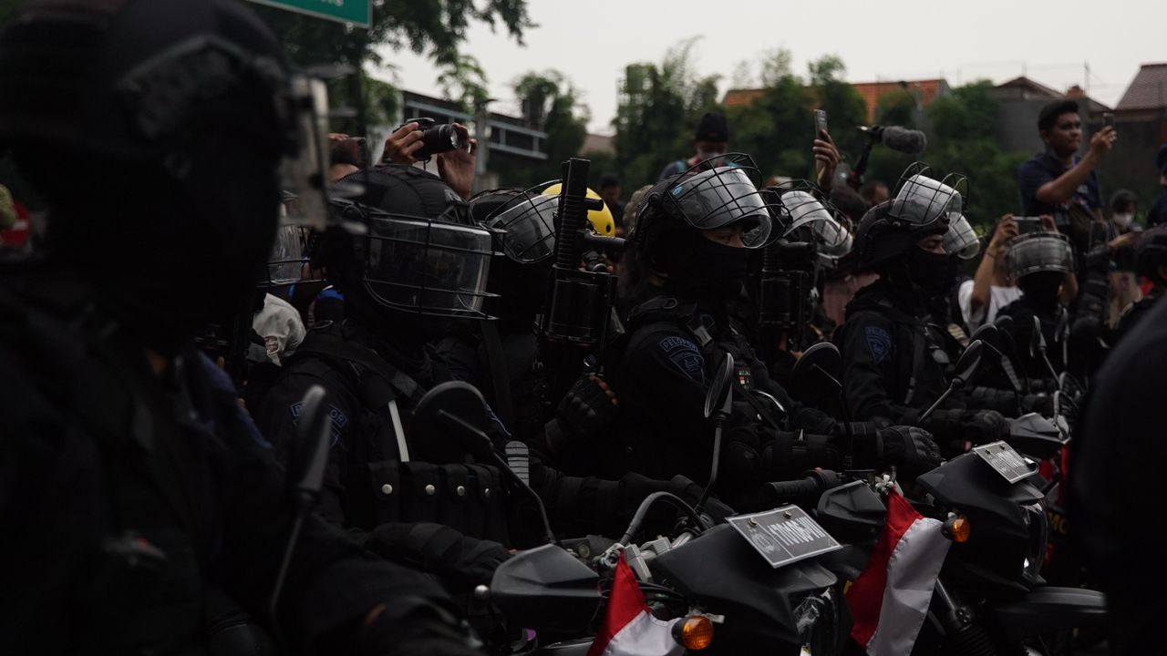 Polisi Tembakkan Gas Air Mata ke Unpas dan Unisba Bandung Malam Kemarin