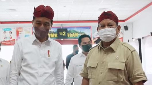 Momen Jokowi dan Prabowo Beli Blangkon Khas Raja Madura Saat Kunjungan Kerja ke Provinsi Jawa Timur