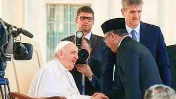 Ungkap Alasan Kenapa Sering Bela Non Muslim, Abu Janda Unggah Foto Pertemuan Ketum PBNU dengan Paus: Saya Diajarin Panglima Saya