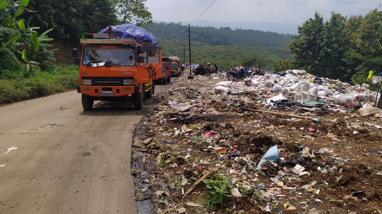 Momen Warga Riau Beramai-ramai Ambil Daging yang Tertimbun Sampah di TPA Bantan