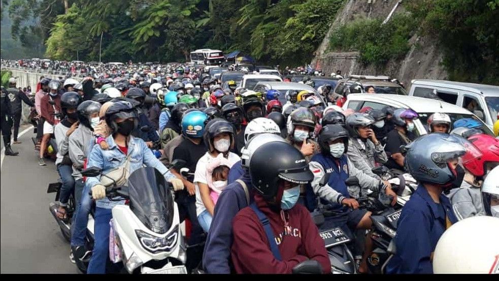 Penampakan Macet Horor Puncak Bogor Diserbu Ribuan Mobil dan Motor