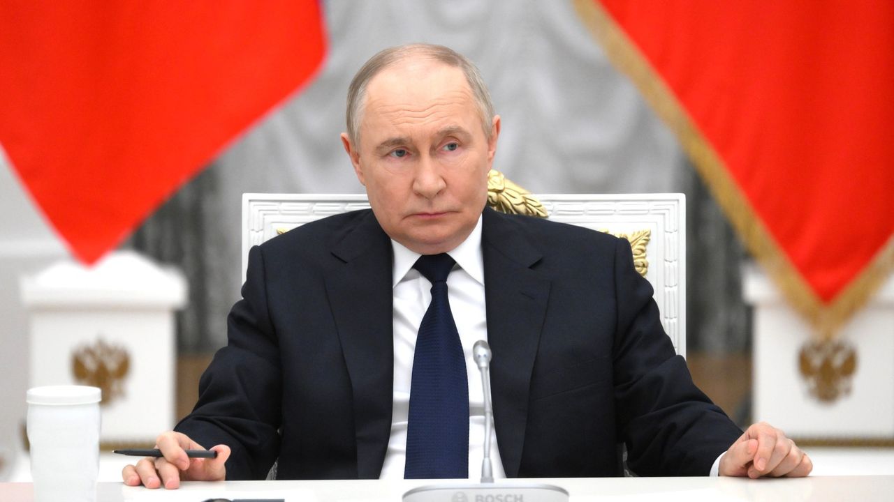 Bukan WhatsApp dan Telegram, Putin Akan Buat Aplikasi Pesan Lokal di Rusia