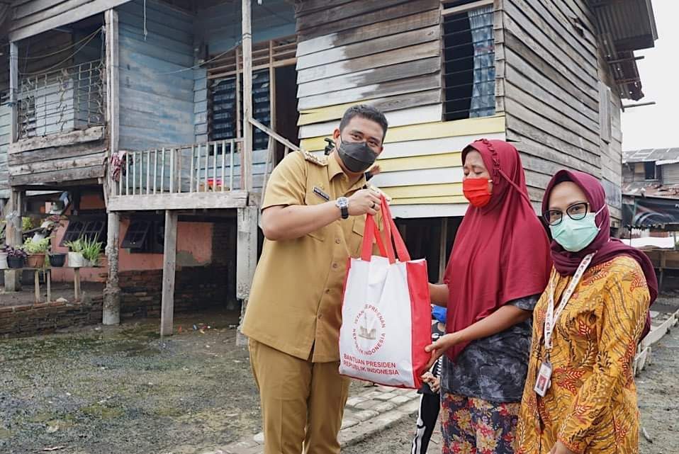 Aksi Bobby Nasution Bagi-bagi Paket Sembako dari Jokowi untuk Warga Medan