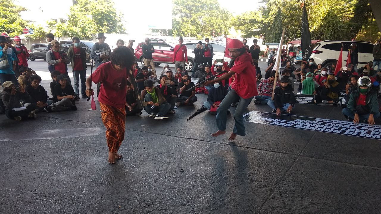 Aksi Demo Tolak Omnibus Law di Makassar Diwarnai Tarian Cakalele