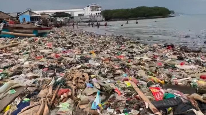 Penuh Sampah, Lihatlah Betapa Kotornya Pantai Ikan Selar di Lampung