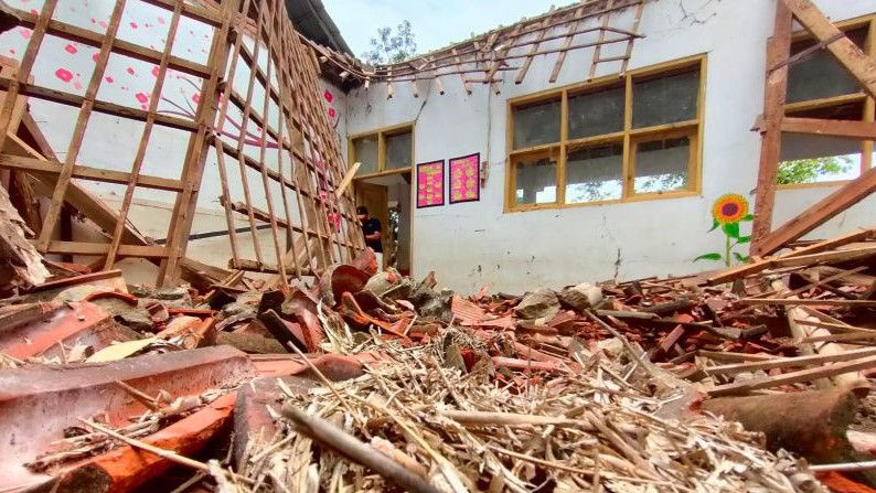 Atap Sekolah SD di Indramayu Ambruk Saat Pelajaran Berlangsung, Mengerikan