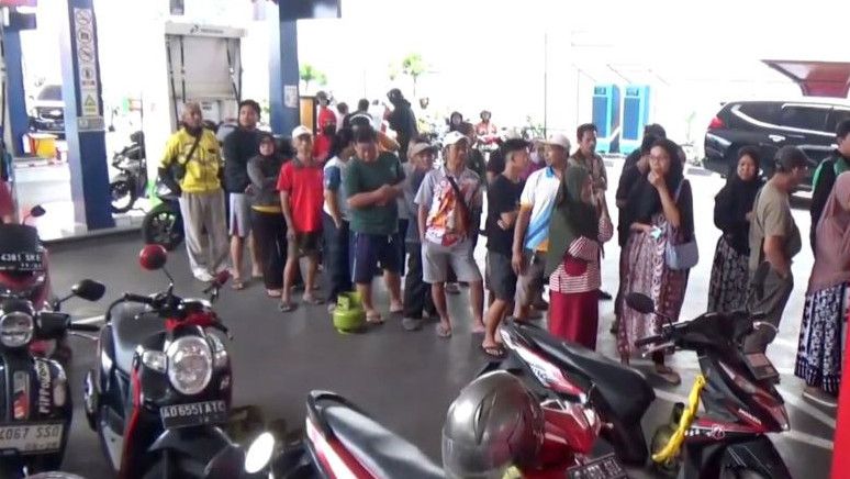 Demi Dapatkan Gas Elpiji 3 Kg, Sejumlah Warga Rela Antre di SPBU Fatmawati Jaksel