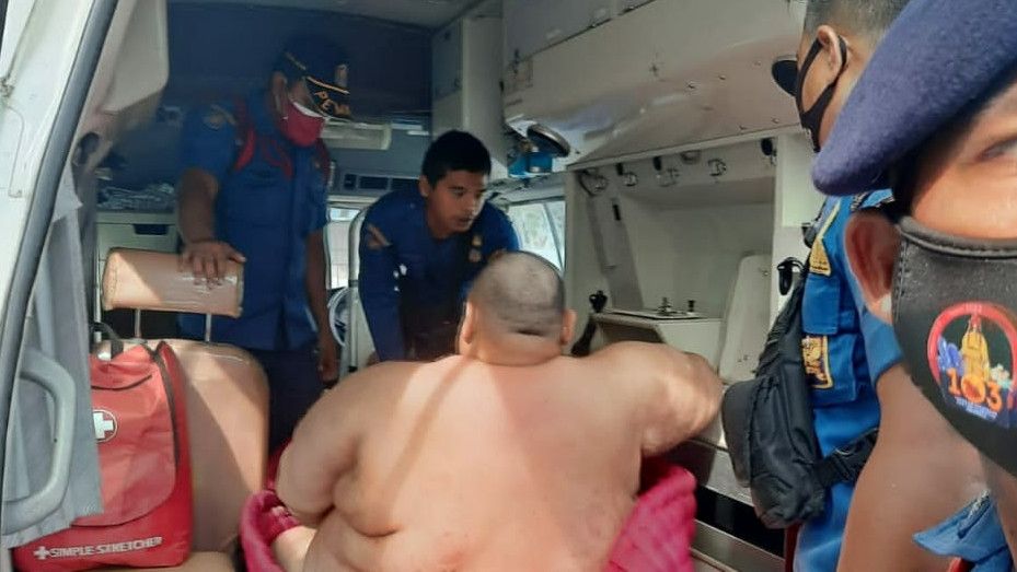 Viral, Hendak ke Rumah Sakit, Pria Penderita Obesitas di Bogor Dibantu Damkar Masuk Ambulans