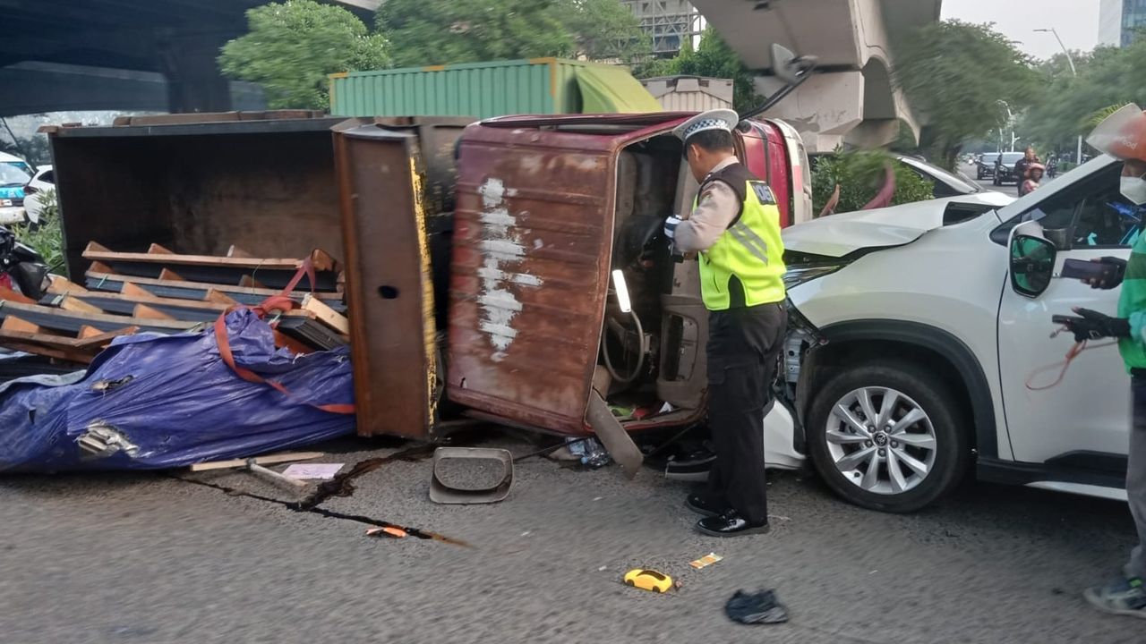 Truk Tabrak Mobil dan Motor Usai Hantam Pembatas Jalan